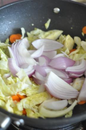 加入洋葱。