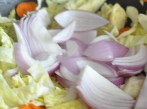 加入洋葱。