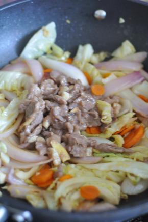 将之前炒好的肉倒入搅匀。