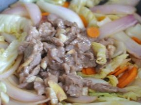 将之前炒好的肉倒入搅匀。