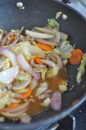 加入盐、生抽、蚝油、高汤，还有剩下的沙拉汁。