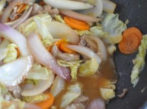 加入盐、生抽、蚝油、高汤，还有剩下的沙拉汁。