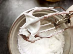 提起打蛋器有倒立的三角不倒塌即可。