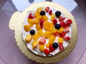 摆上水果。再抹上奶油，重复这三步。