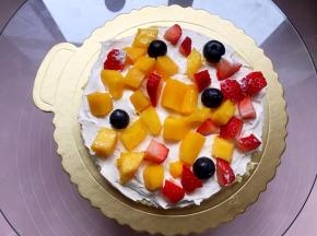 摆上水果。再抹上奶油，重复这三步。