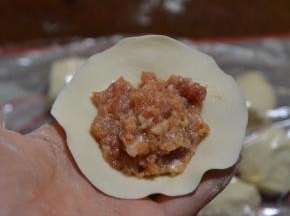 包入适量肉馅