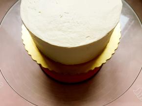 将蛋糕抹成一个光滑的圆柱体。