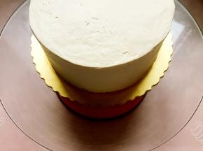 将蛋糕抹成一个光滑的圆柱体。