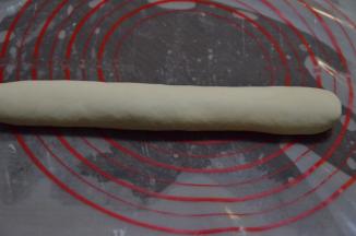 搓成长条，分成12个小剂子