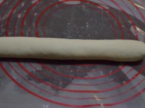 搓成长条，分成12个小剂子