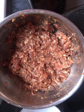 分次加入葱姜水，大约100-150克，搅打均匀