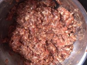 分次加入葱姜水，大约100-150克，搅打均匀