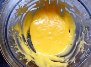 拌匀的蛋黄糊如图，放一边备用。