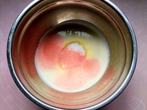 淡奶油加入30克细砂糖和3克草莓粉搅打至硬性发泡。