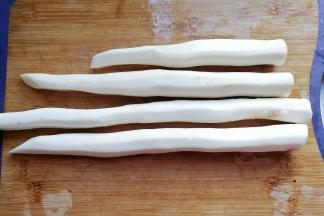 铁棍山药先洗净再去皮，然后切成斜片备用；（记得要戴手套去皮，不然会痒得很难受）