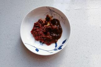 然后装入碟子中，再加入一勺黄豆酱备用；