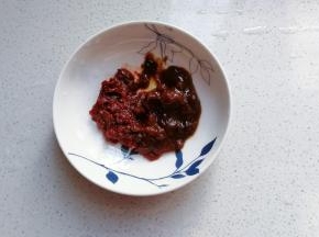然后装入碟子中，再加入一勺黄豆酱备用；