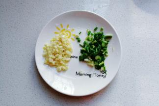 准备葱花，蒜末备用；