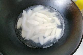 锅中入适量水，水开后放入山药片焯水2分钟左右；