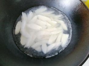 锅中入适量水，水开后放入山药片焯水2分钟左右；