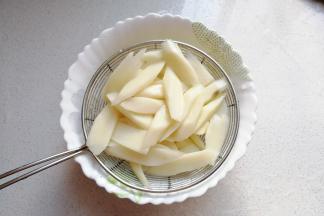 然后将焯好水的山药片捞起过凉水冲洗几次沥干备用；