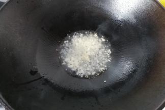 锅中入适量油，先下蒜末煸香；