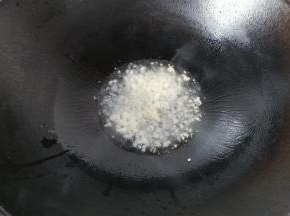 锅中入适量油，先下蒜末煸香；