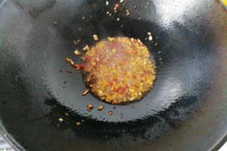 再下入豆瓣酱和黄豆酱煸香；