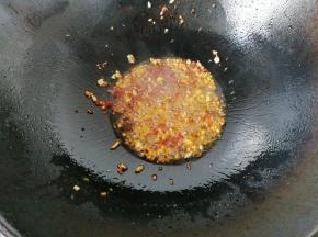再下入豆瓣酱和黄豆酱煸香；