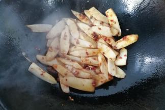 接着倒入山药片翻炒均匀；