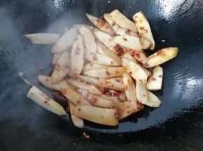 接着倒入山药片翻炒均匀；