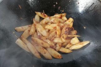 然后调入少许盐，生抽，蚝油，白糖大火快速翻炒几下；