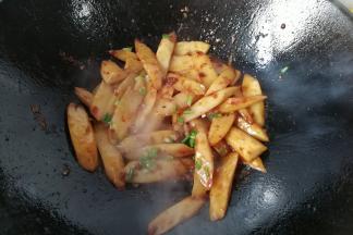 最后调入适量胡椒粉和鸡精快速炒均匀，洒葱花即可起锅。