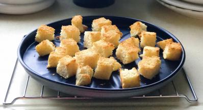 烤箱200度中层烤8分钟，烤至金黄即可