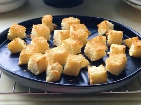烤箱200度中层烤8分钟，烤至金黄即可