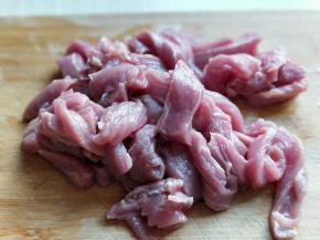 猪里脊肉，洗干净切长条，顺着肉丝切。