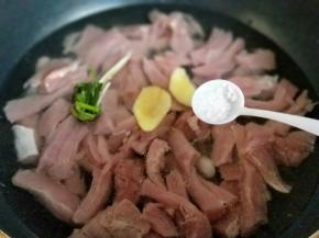 加入盐，大火烧开，转小火直至里脊肉熟。