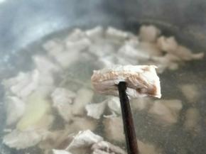 可以用筷子扎一下来辨别，轻松扎透即可。