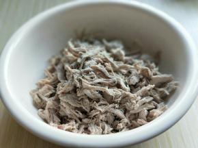 *再用手撕成肉丝。(这一步需要一点耐心哈)