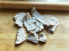 用擀面杖来回擀压。擀散,可以多擀一会,使肉成蓉状态。