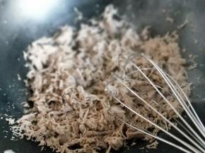 炒干后用手动打蛋器不断抽打。