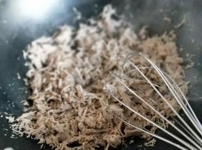 炒干后用手动打蛋器不断抽打。