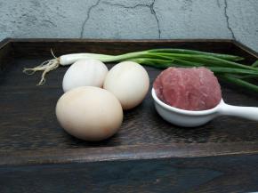 鸡蛋3个，瘦肉150克，葱少许