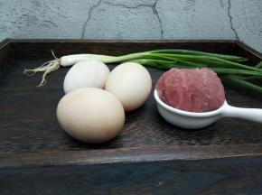 鸡蛋3个，瘦肉150克，葱少许