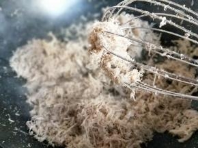 大约10分钟样子,已经有肉松蓉啦!