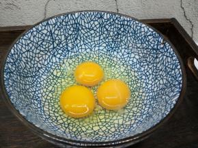 鸡蛋3个磕入碗里