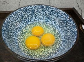 鸡蛋3个磕入碗里