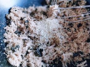 加上一把芝麻，抽打2分钟即可。