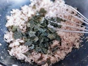 加入撕碎的海苔，继续小火用打蛋器抽打。