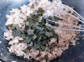 加入撕碎的海苔,继续小火用打蛋器抽打。
